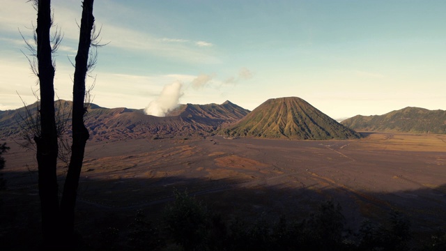 火山景观。苔藓覆盖着山脉和火山视频素材