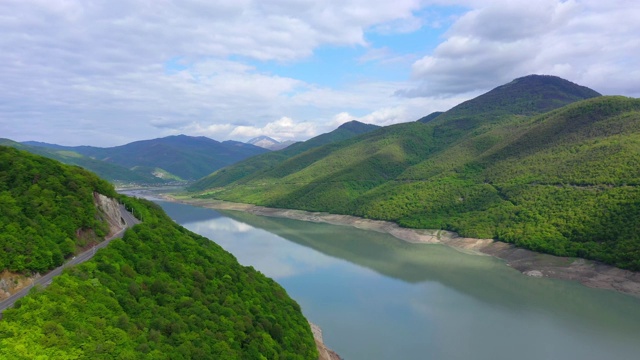 山路。山中池塘视频素材