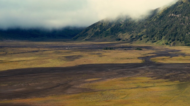 火山景观。苔藓覆盖着山脉和火山视频素材