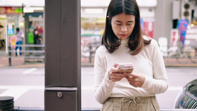 一位年轻女子在东京等出租车。视频素材