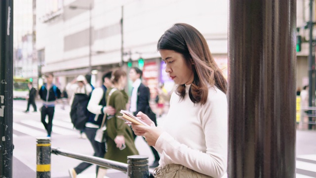 一位年轻女子在东京等出租车。视频素材