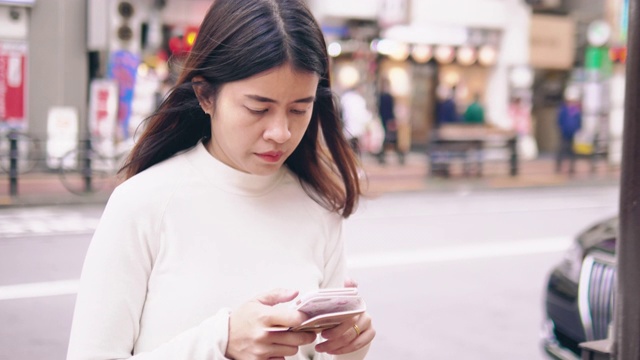 一位年轻女子在东京等出租车。视频素材