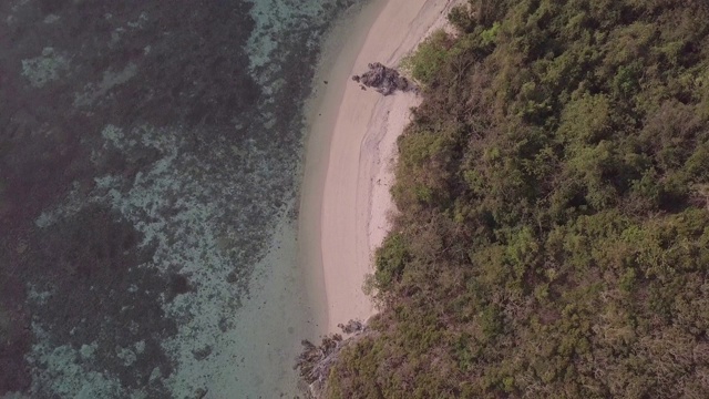 4k鸟瞰图的菲律宾野生海滩和海洋珊瑚礁视频素材