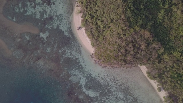 4k菲律宾海滩和海洋珊瑚礁的空中螺旋视频素材