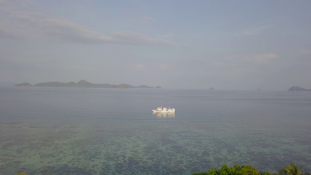 无人机Ascend显示菲律宾巡航与平静的海面在日落视频下载