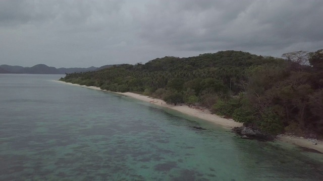 鸟瞰图菲律宾岛和平静的海视频下载