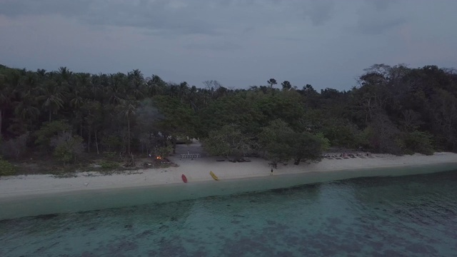 蓝时热带岛屿海滩湾鸟瞰图视频下载