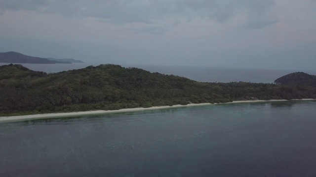 全景无人机拍摄的孤岛在菲律宾海视频素材