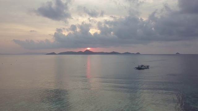 巴拉望的菲律宾群岛背后，夕阳西下视频素材