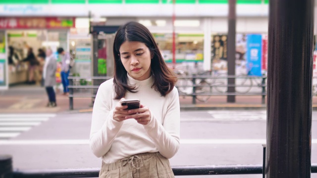 一位年轻女子在东京等出租车。视频素材