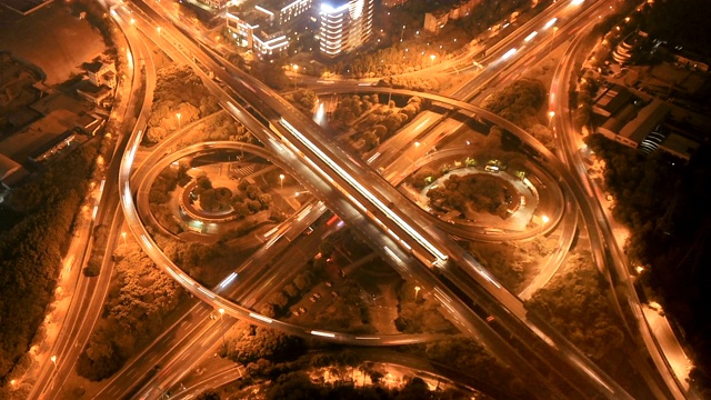 带环岛的公路交叉路口鸟瞰图超延时。桥梁道路在建筑结构和交通理念上呈环形。前视图。夜晚的上海，中国。视频素材