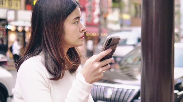 一位年轻女子在东京等出租车。视频素材