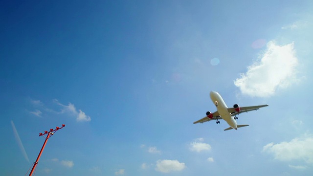 低空飞行飞机着陆视频素材