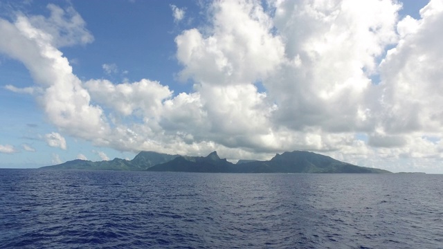 从海上看到的一个岛屿视频素材