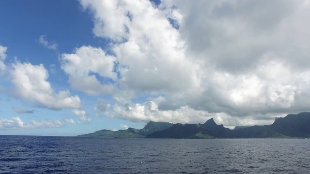 从海上看到的一个岛屿视频素材