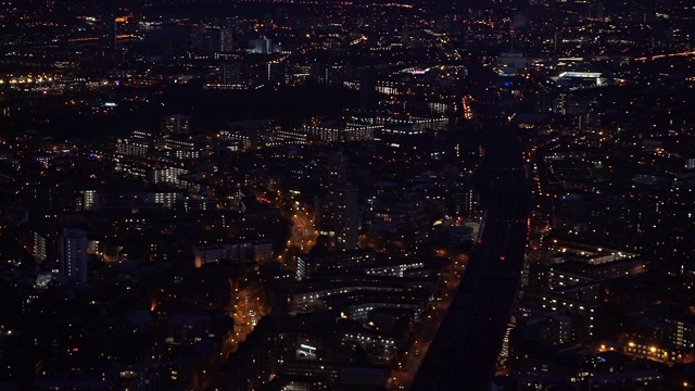 空中夜景-照亮大城市(伦敦)的街道和建筑物视频素材