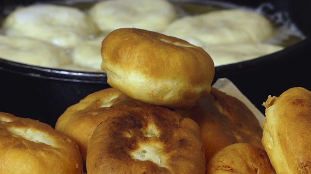 Pirozhki传统手工俄罗斯食品视频素材