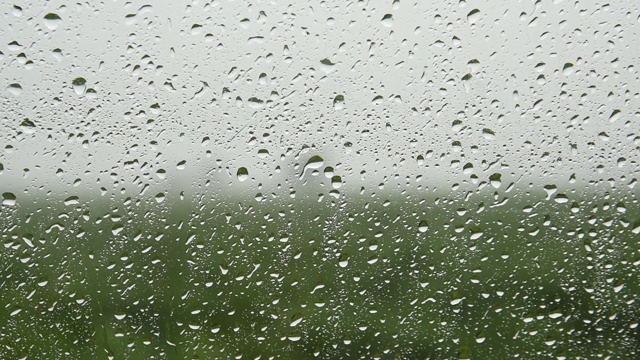 近距离拍摄的雨滴落下来一个清晰的车窗在雷雨暴雨视频素材