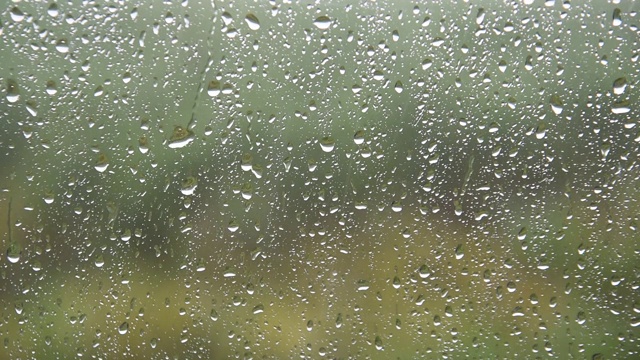 近距离拍摄的雨滴落下来一个清晰的车窗在雷雨暴雨视频素材