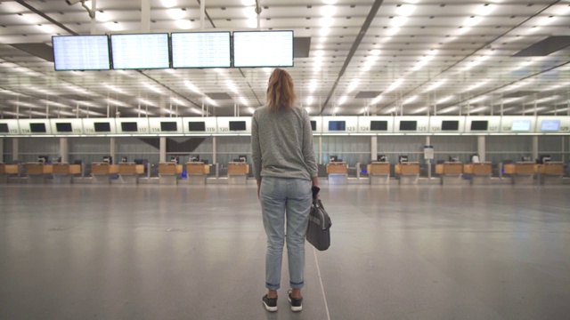 女旅客旅客正在核对登机牌、机票和准点板信息，准备起飞视频素材