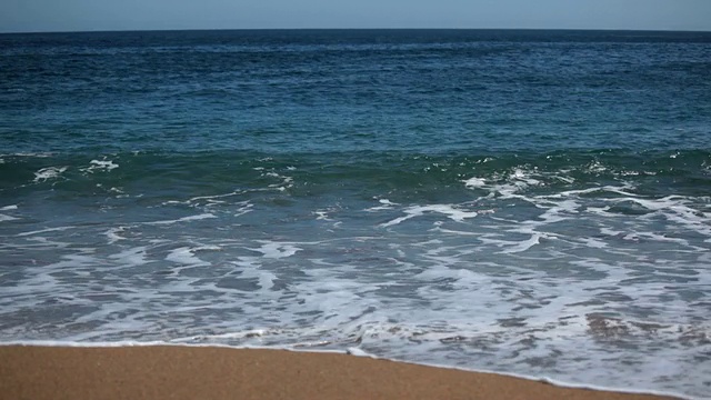 海滩上的波浪视频素材