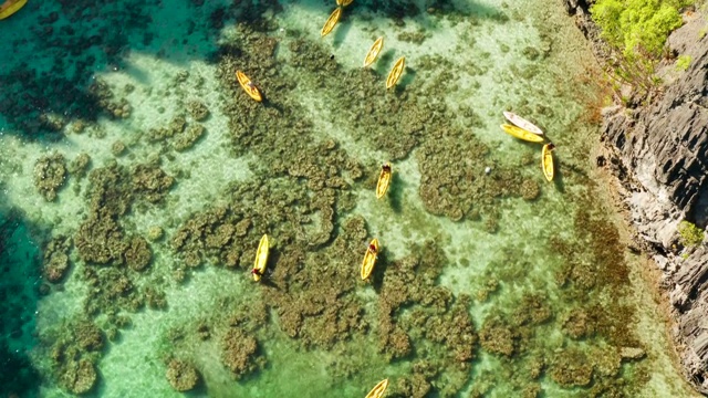 热带海水泻湖与游客，菲律宾，厄尔尼诺视频素材