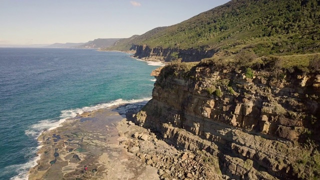 空中向前:蓝海岸边的草山和悬崖，皇家国家公园，澳大利亚视频素材