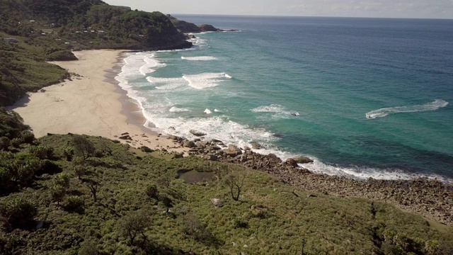 空中出口:蓝色和绿色海浪撞击岩石，沙滩，皇家国家公园，澳大利亚视频素材