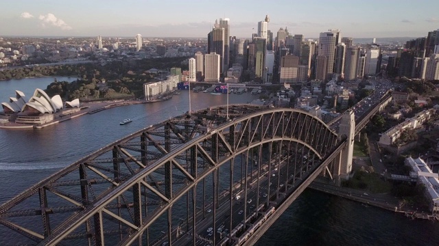 空中右:悉尼海港大桥和海湾繁华的城市在晚上，悉尼，澳大利亚视频素材