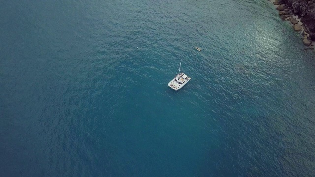 空中滑翔:白色小船漂浮在充满活力的蓝色海水中，圣灵群岛，澳大利亚视频素材