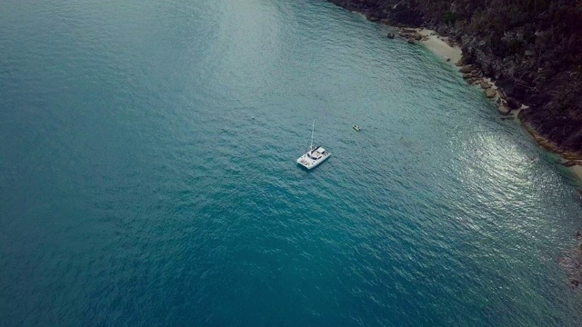 空中向前:蓝色的海洋与森林覆盖的山脉边缘，阴天，圣灵群岛，澳大利亚视频素材