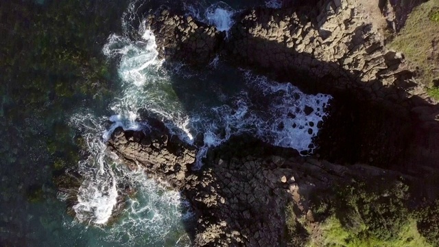 空中向前:海浪撞击岩石海岸，卧龙岗，澳大利亚视频素材