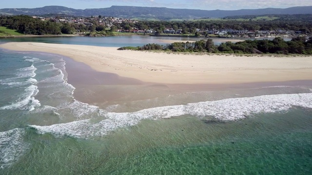 空中右图:澳大利亚卧龙岗绿谷附近浅蓝海浪视频素材