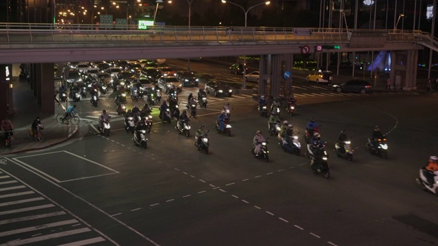 台北，台湾现代都市夜间立交桥下繁忙的交通视频素材