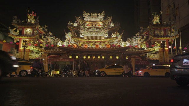 台北，台湾，夜深人静的中国传统建筑前，繁忙的交通视频素材