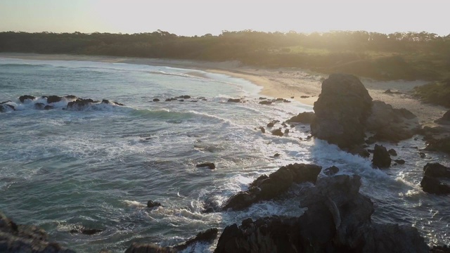 航拍:澳大利亚贝马居美丽海滩上，海浪拍打着巨大的骆驼岩视频素材