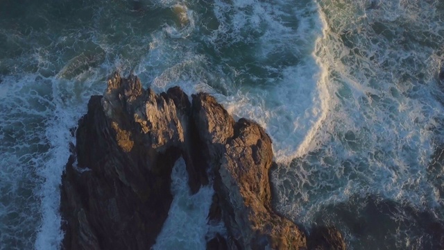 空中向前:海浪撞击巨大的骆驼岩，贝马基，澳大利亚视频素材