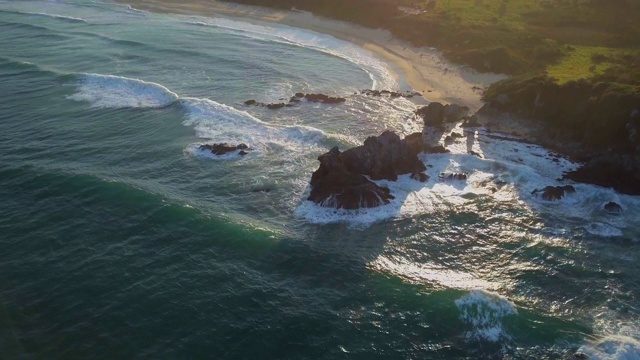 空中攀登:海浪拍打着巨大的骆驼岩在美丽的海滩，贝马居，澳大利亚视频素材