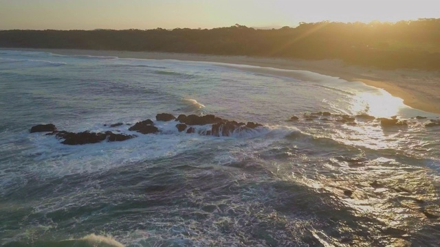 空中向前:海浪拍打着巨大的骆驼岩在美丽的海滩，贝马居，澳大利亚视频素材