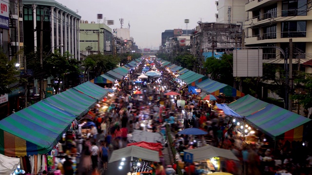 人群在街上的当地市场上移动。视频素材