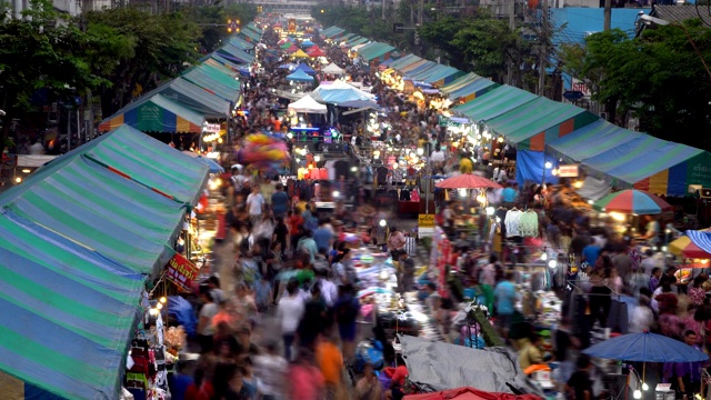 人群在街上的当地市场上移动。视频素材