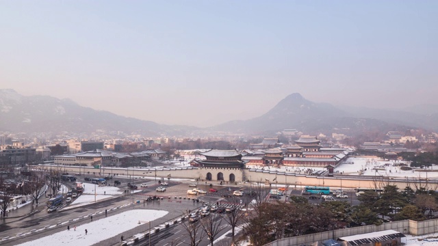 景福宫(朝鲜王朝皇宫)和光华门(景福宫入口);著名的旅游目的地)在仲诺谷，首尔的冬天视频素材