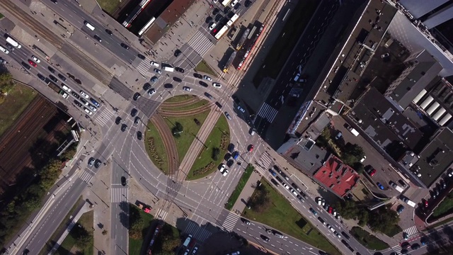 空中，近距离:在大城市住宅区的当地道路上飞过私家车。繁忙的街道和交通枢纽视频素材