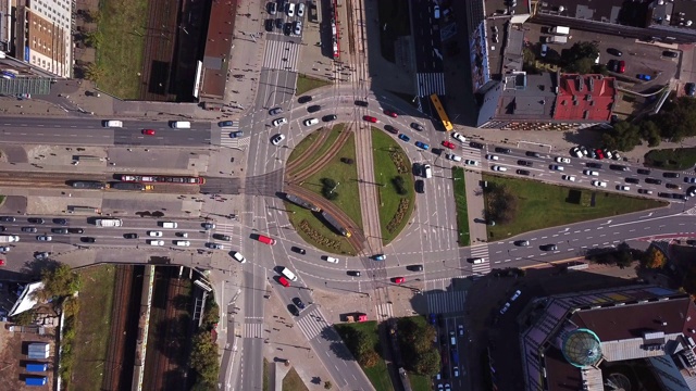 鸟瞰图的繁忙的交通在十字路口的道路在大城市，拍摄4K超高清视频素材