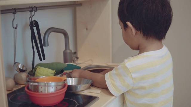 亚洲小孩在家玩视频素材