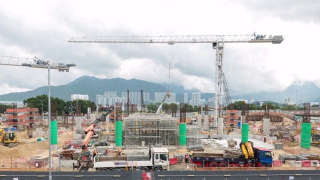 4K延时:在大型建筑工地工作，有多台起重机在香港工作视频素材