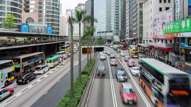 4K时间推移:车辆和行人在香港市中心商业区的交通场景视频素材