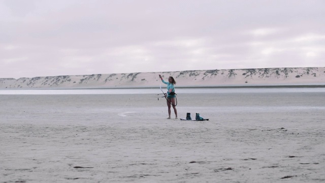 风筝冲浪者测试设备在沙子上视频素材