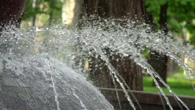 花岗岩喷泉的水流和鸽子，4k。视频素材