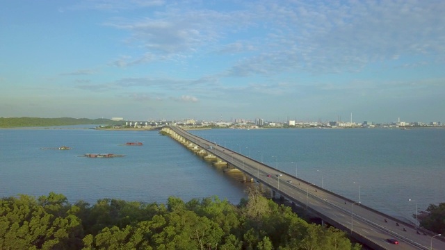 无人机电影飞过高速公路大桥跨越大海视频素材